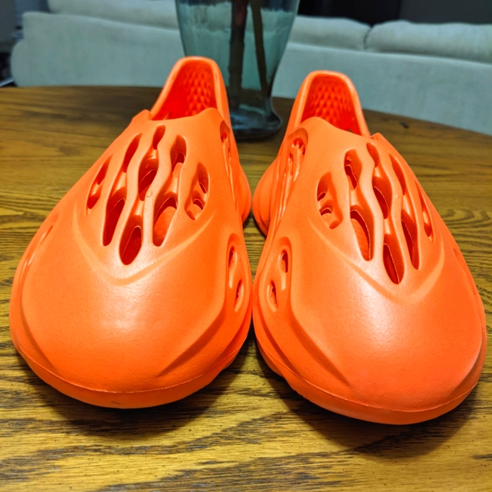 Foam runners Yeezy style